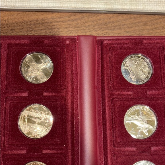 Red Coin Collection Album - Picture 4 of 7